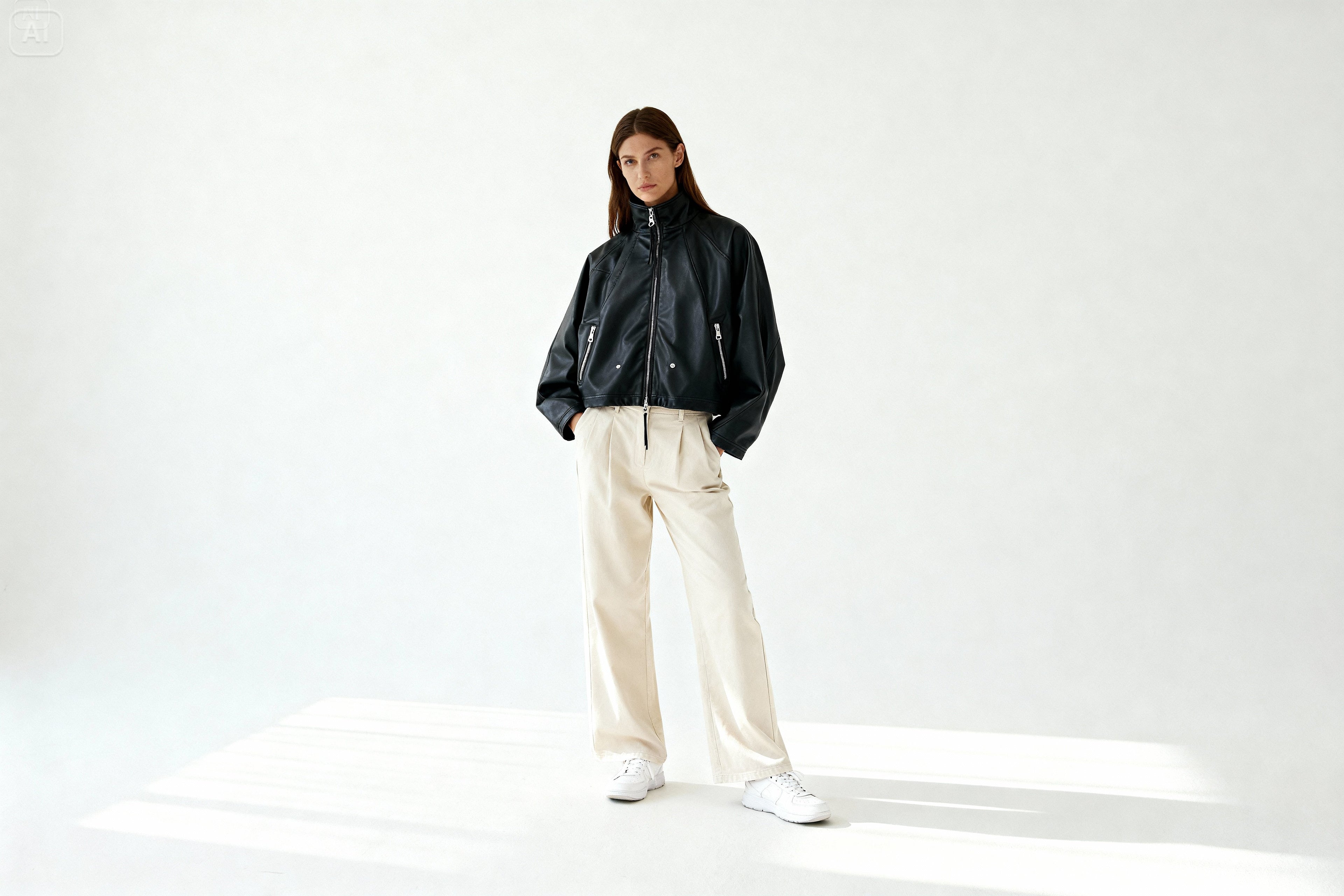 Veste en similicuir noire RELABEL portée par mannequin, look urbain avec pantalon beige