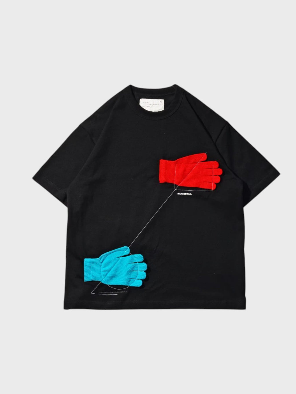 Sweatshirt Eafinetal en coton noir avec motif gants colorés rouge et bleu appliqués et broderie, vue de face, fond blanc
