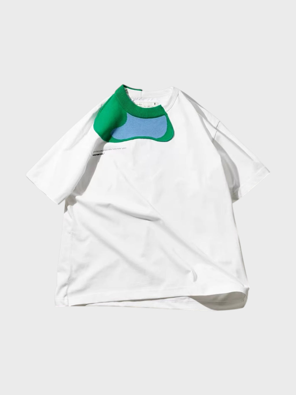 T-shirt Eafinetal en coton blanc avec col bicolore vert et bleu en maille contrastante, vue de détail, fond blanc

