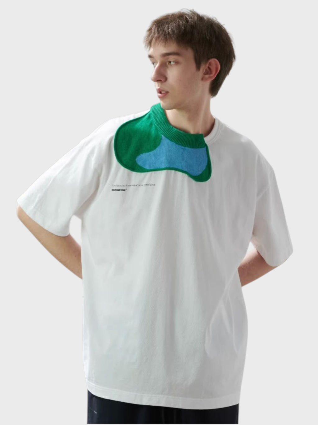 T-shirt Eafinetal en coton blanc avec col bicolore vert et bleu en maille contrastante, porté par un homme, vue de trois quarts
