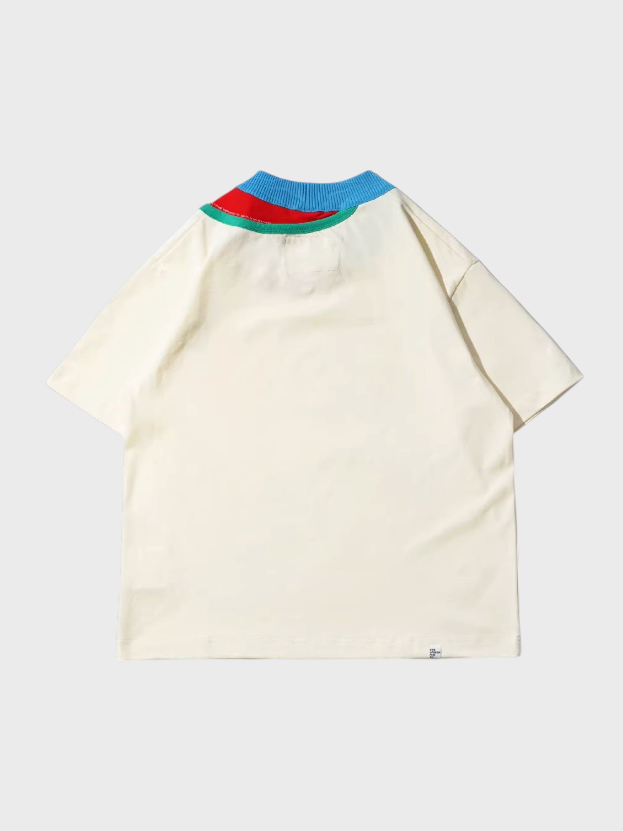 T-shirt Eafinetal en coton écru avec col superposé tricolore bleu rouge et vert effet faux deux pièces, vue de dos, fond blanc
