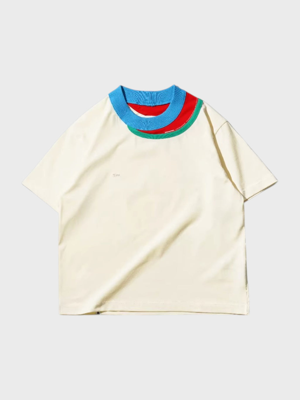 T-shirt Eafinetal en coton écru avec col superposé tricolore bleu rouge et vert effet faux deux pièces, vue de face, fond blanc
