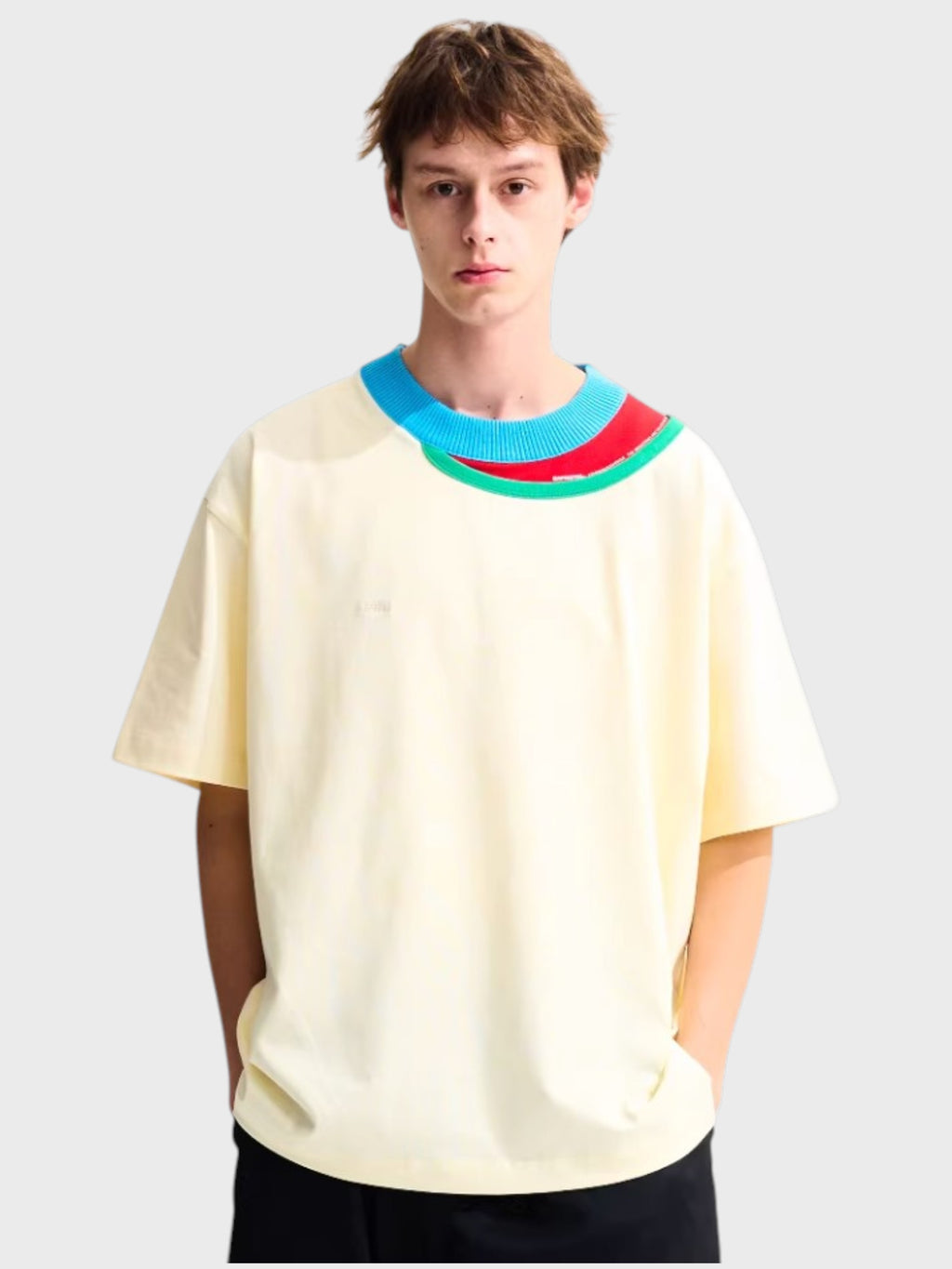 T-shirt Eafinetal en coton écru avec col superposé tricolore bleu rouge et vert effet faux deux pièces, porté par un homme, vue de face
