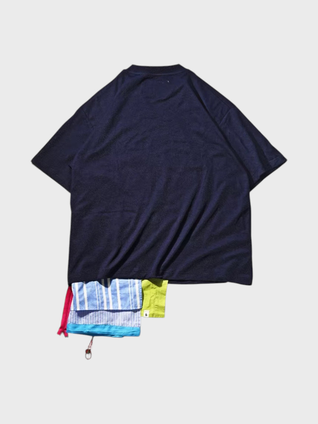 T-shirt Eafinetal en tissu technique bleu marine avec short outdoor superposé multicolore effet faux deux pièces, vue de dos, fond blanc
