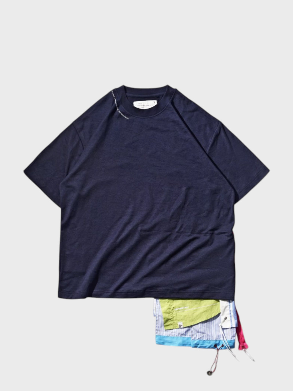 T-shirt Eafinetal en tissu technique bleu marine avec short outdoor superposé multicolore effet faux deux pièces, vue de face, fond blanc
