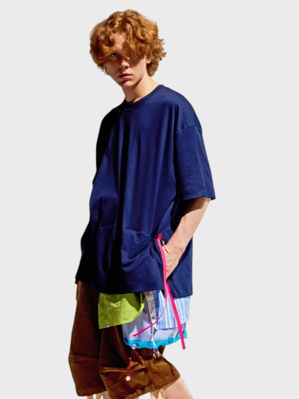 T-shirt Eafinetal en tissu technique bleu marine avec short outdoor superposé multicolore effet faux deux pièces, porté par un homme, vue de trois quarts
