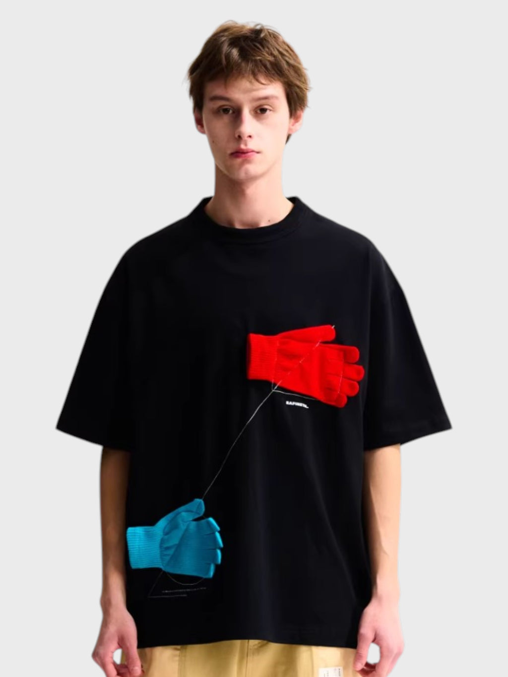 T-shirt Eafinetal en coton noir motif gants colorés rouge et bleu appliqués, porté par un homme, vue de face
