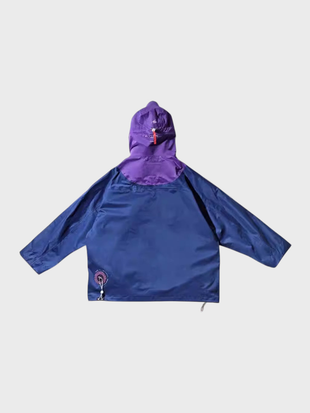Veste outdoor imperméable Eafinetal bicolore bleu et violet avec capuche violette et cordon de serrage, vue de dos, fond blanc
