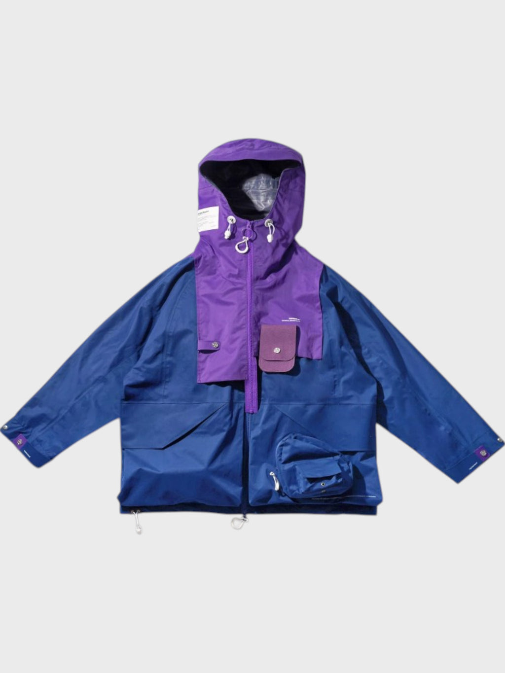 Veste outdoor imperméable Eafinetal bicolore bleu et violet avec capuche, poches multiples et pochette amovible, vue de face, fond blanc
