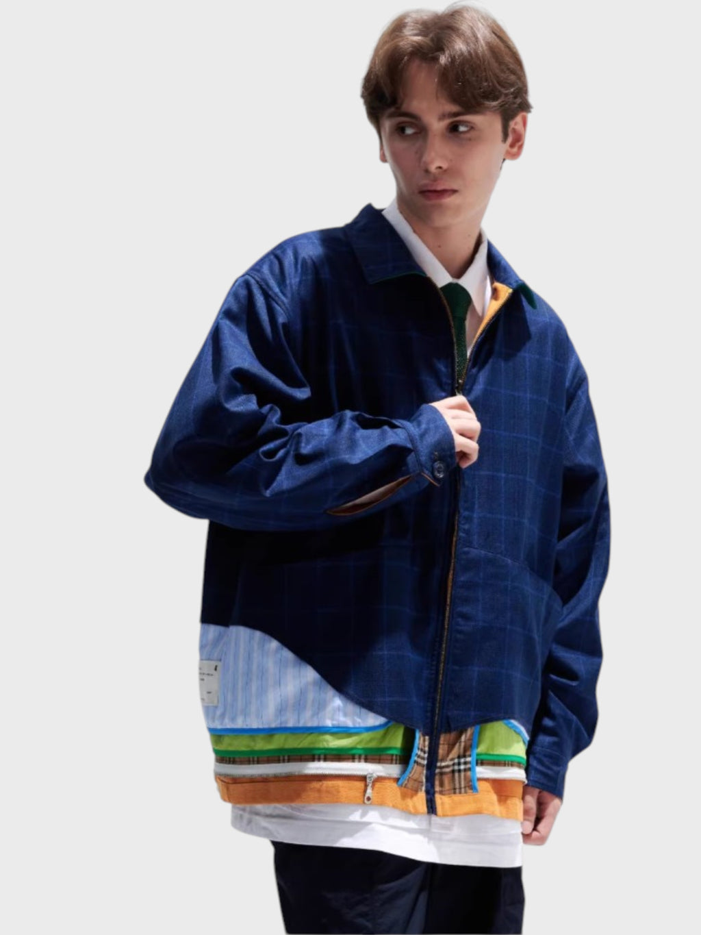Veste réversible Eafinetal en tissu patchwork bleu marine avec détails multicolores, portée par un homme, vue de trois quarts
