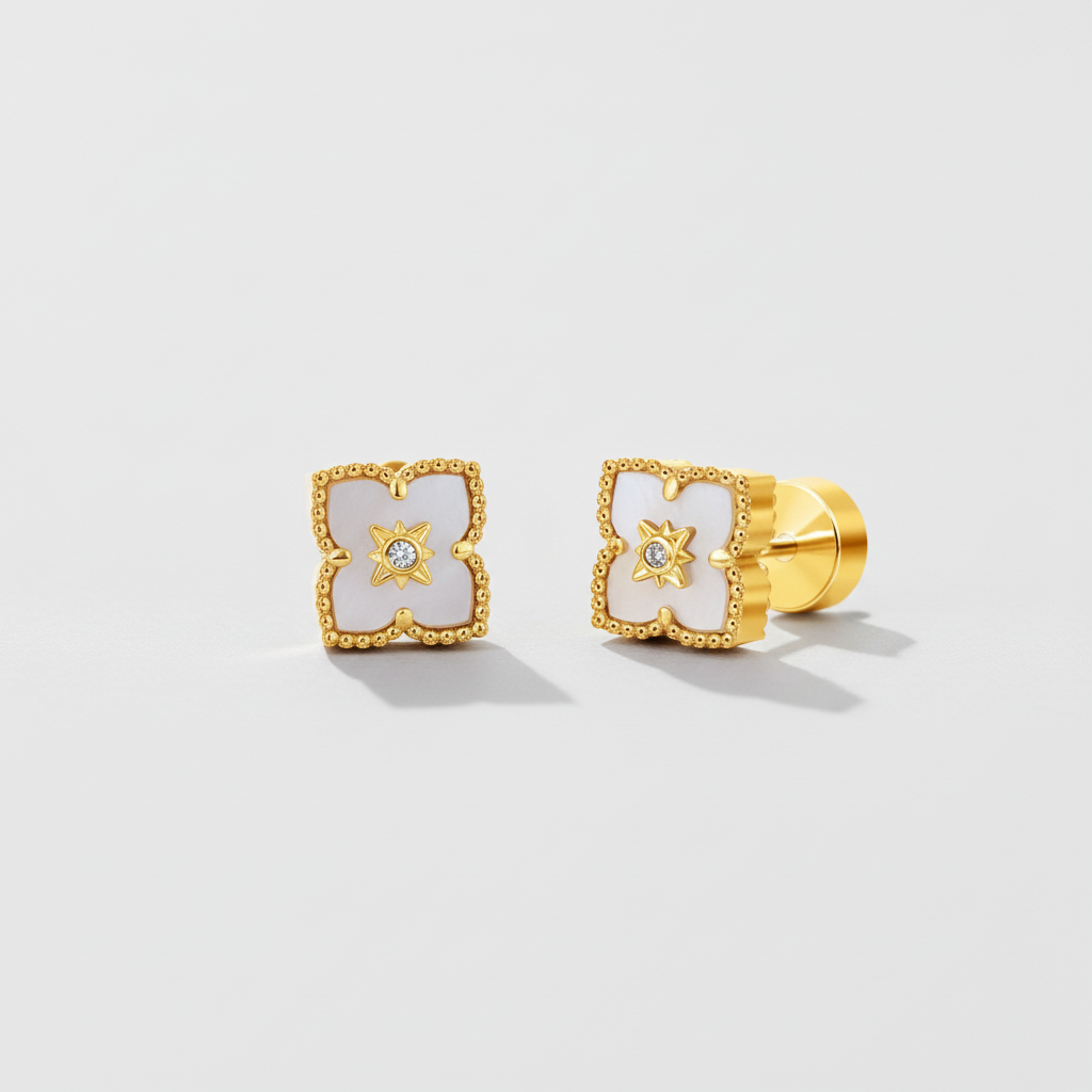 Boucles d'oreilles trèfle étoile carré FLV dorées et blanches métal et nacre, vue trois quarts fond blanc
