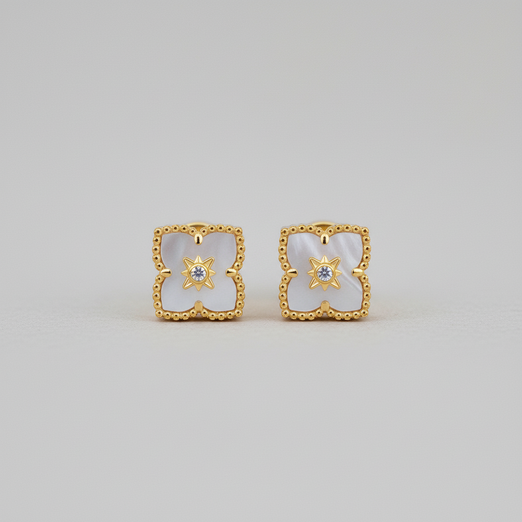 Boucles d'oreilles trèfle étoile carré FLV dorées et blanches métal et nacre, vue produit fond gris