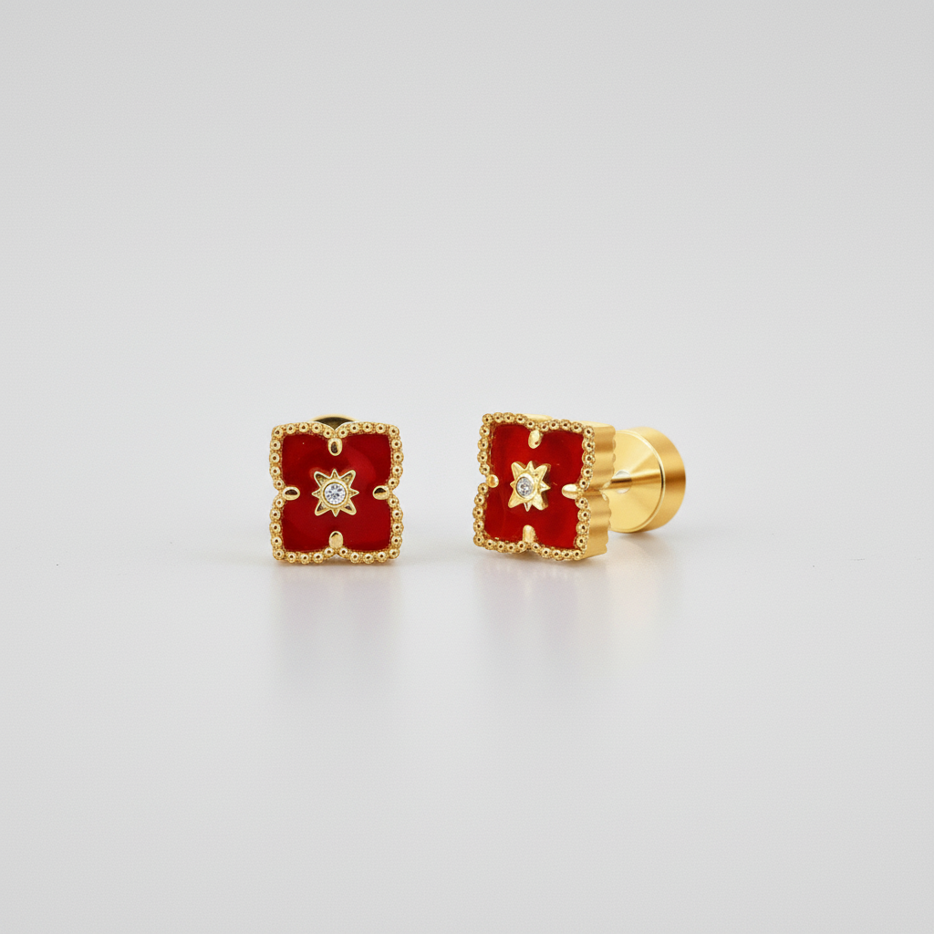 Boucles d'oreilles trèfle étoile FLV dorées et rouges métal et émail, vue produit fond blanc