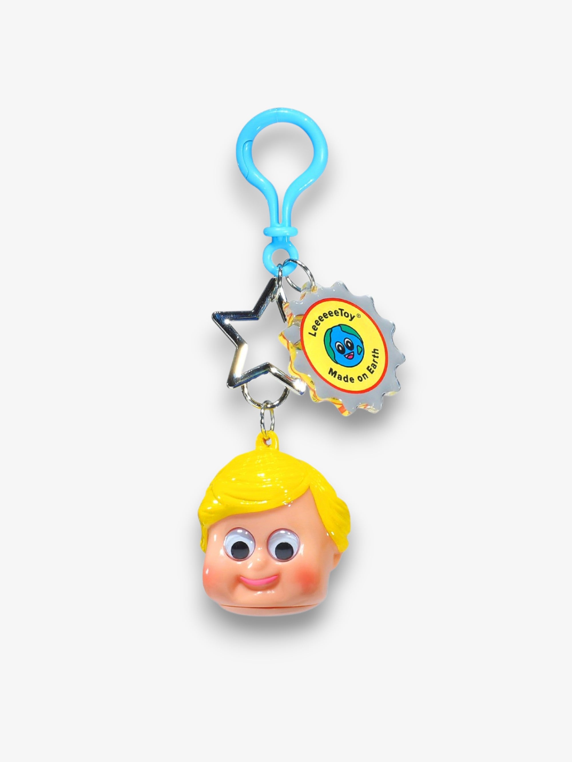 Leeeeeetoy Earthly Child sofubi keychain 2024 – porte-clés anneau bleu avec étoile argentée et pendentif personnage cheveux blonds corps beige, fond blanc
