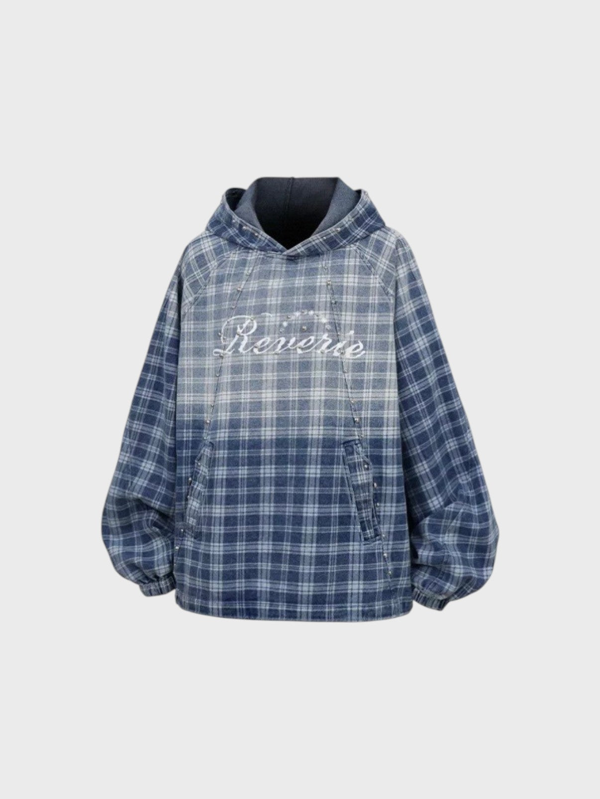 Hoodie oversize carreaux bleu marine dégradé avec broderie Reverie argentée et poche kangourou, vue de face
