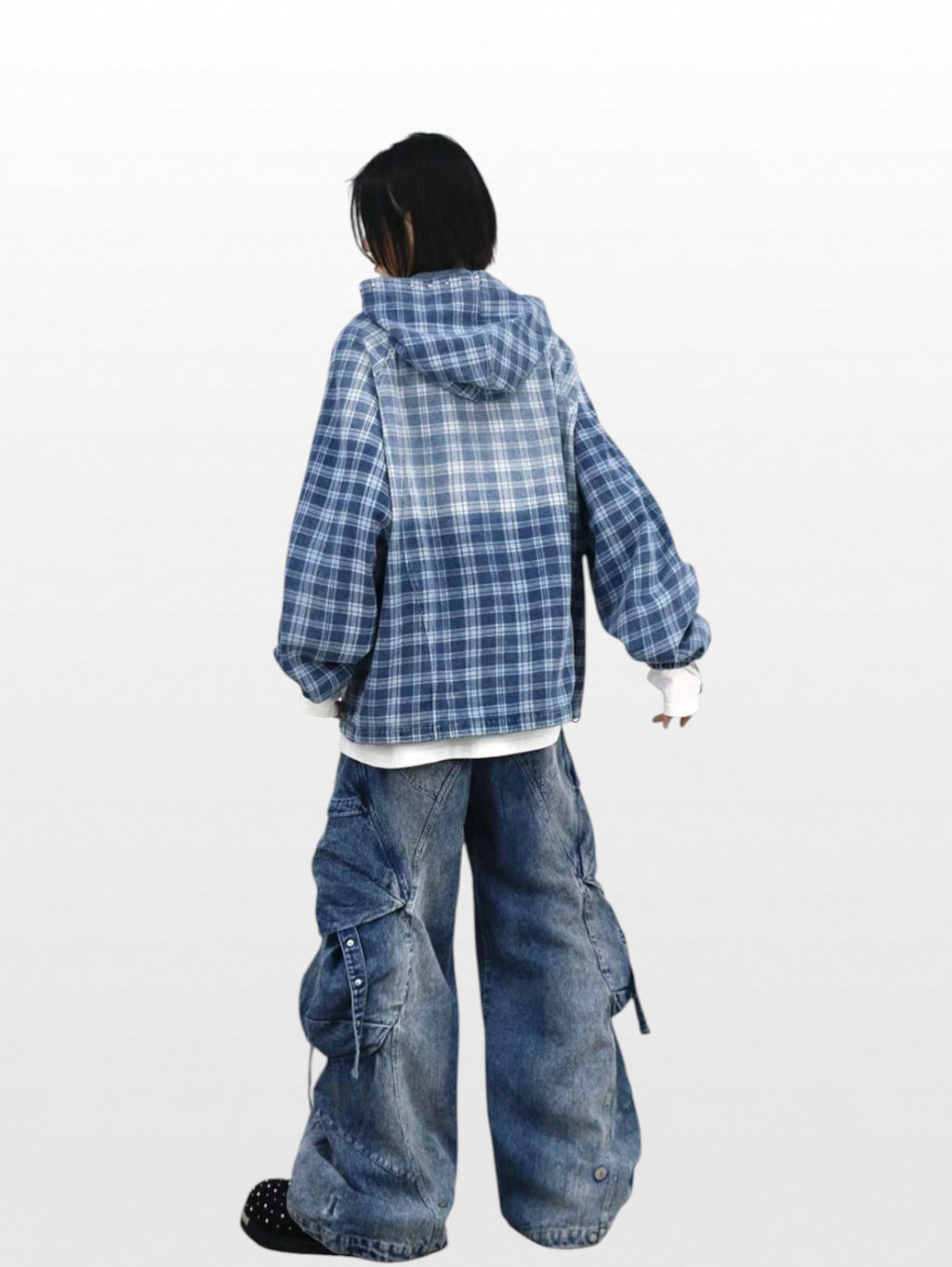Hoodie oversize carreaux bleu Reverie porté par une femme, vue de dos avec jean cargo large washed bleu et sneakers à pois noirs
