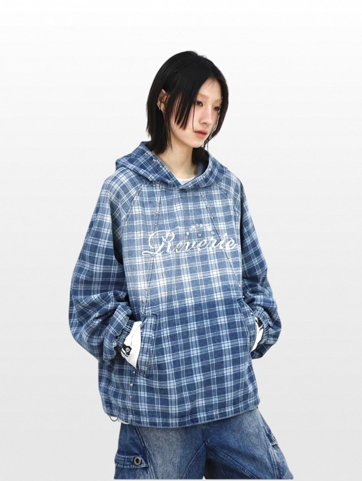 Hoodie oversize carreaux bleu Reverie porté par une femme, vue de face avec jean cargo large washed bleu et t-shirt blanc en dessous

