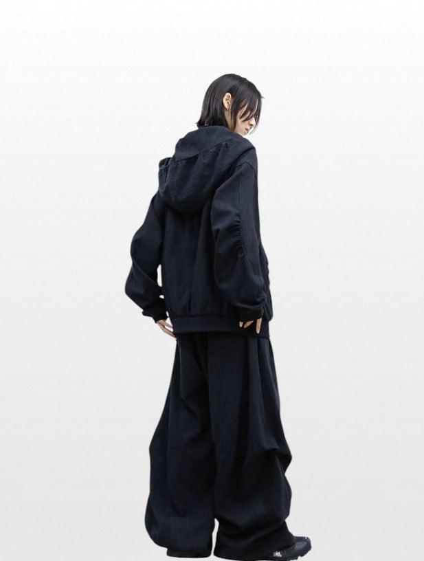 Hoodie zip capuche oversize RELABEL noir porté par une femme, vue de dos avec jogging large noir assorti
