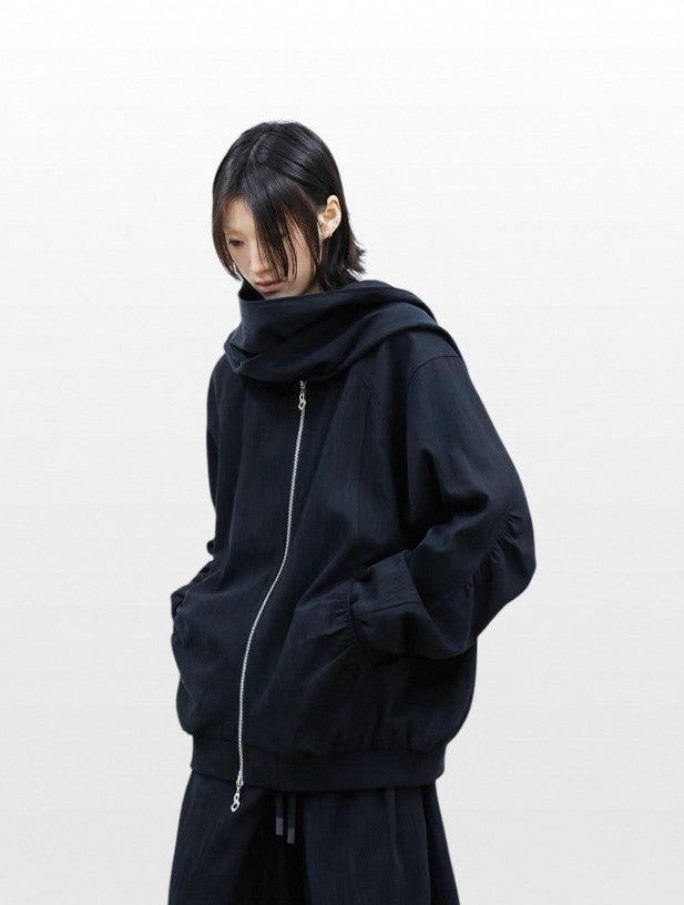 Hoodie zip capuche oversize RELABEL noir porté par une femme, vue de face avec fermeture éclair argentée et poches cargo
