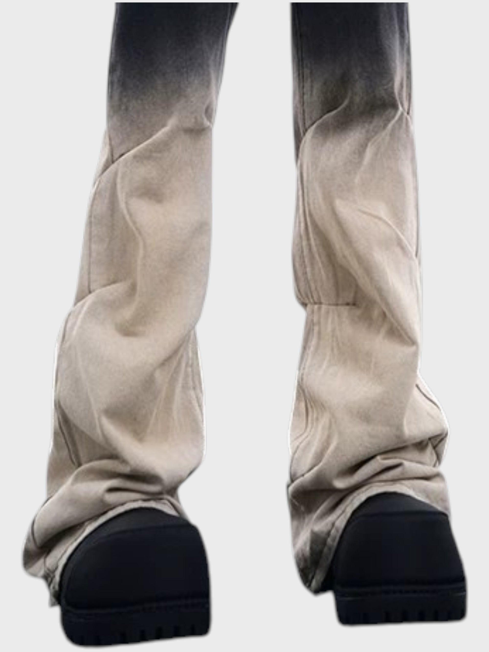 Jean bootcut STARTEXCEEDEND denim dégradé beige sable froissé porté avec boots noires, gros plan sur les jambes évasées patchwork et l'effet washed dégradé
