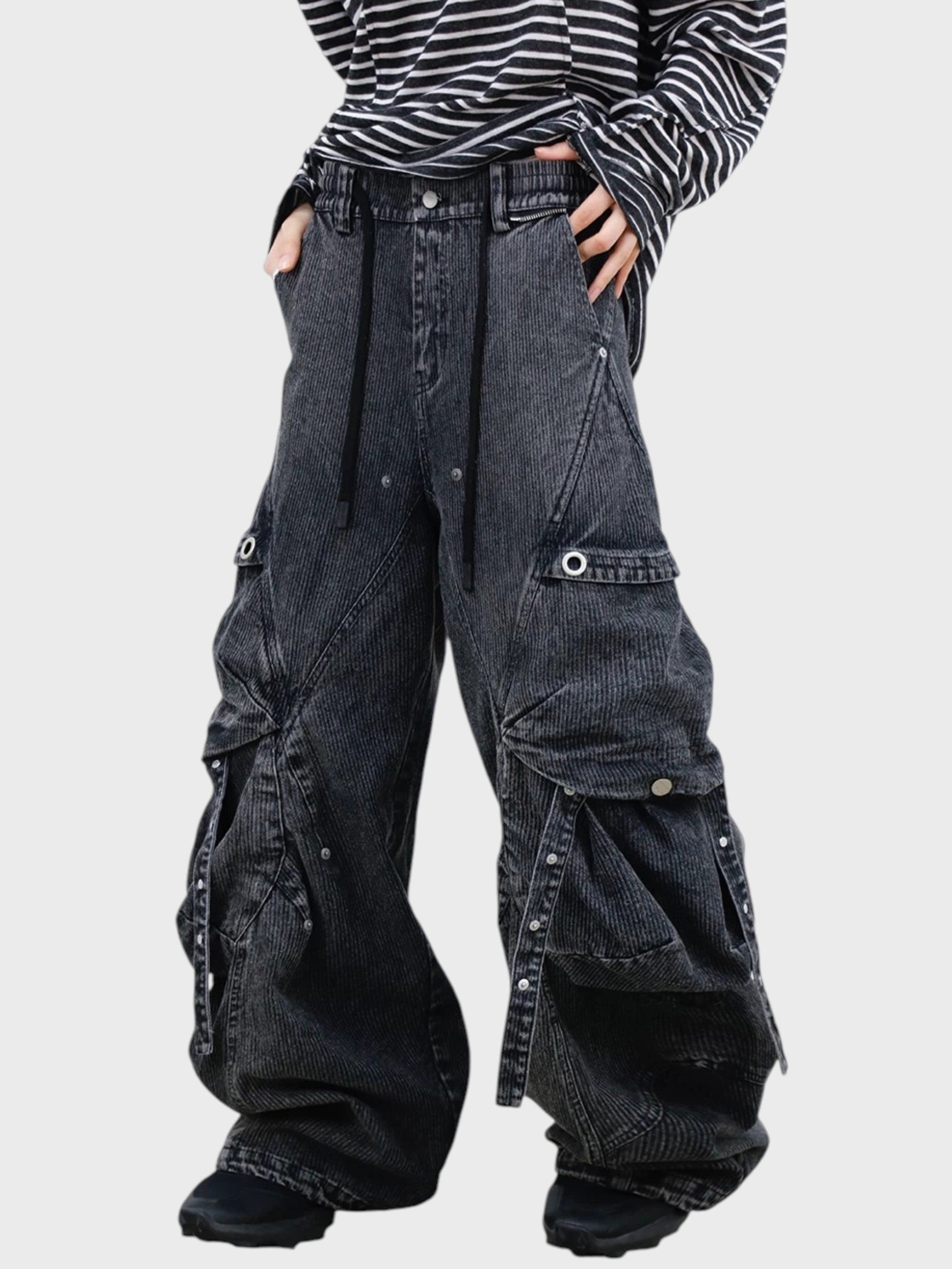 Jean cargo large RELABEL gris rayures washed porté par une femme, gros plan sur les poches volumées gouttes d'eau et œillets argentés avec t-shirt rayé noir blanc
