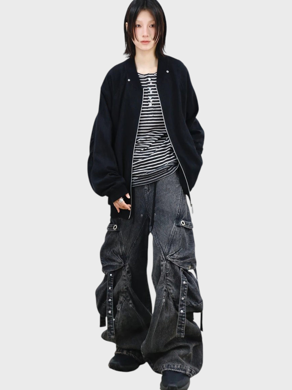 Jean cargo large RELABEL gris rayures washed porté par une femme, look complet avec bomber noir oversize et t-shirt rayé noir blanc
