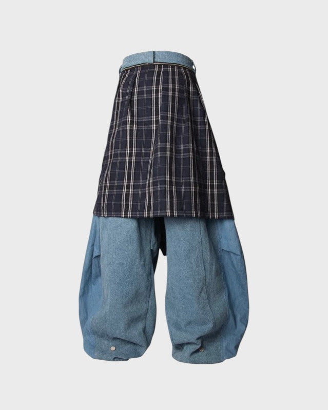 Jean ballon oversize Relabel dos avec tablier-jupe tartan écossais noir blanc couvrant les hanches et le dos, jambes denim bleu washed ballon avec boutons-pression chevilles, vue de dos fond blanc