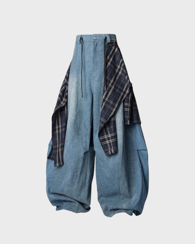Jean ballon oversize Relabel denim bleu washed avec tablier-jupe tartan écossais noir blanc détachable sur hanches et grandes poches cargo latérales, taille haute, vue de face fond blanc