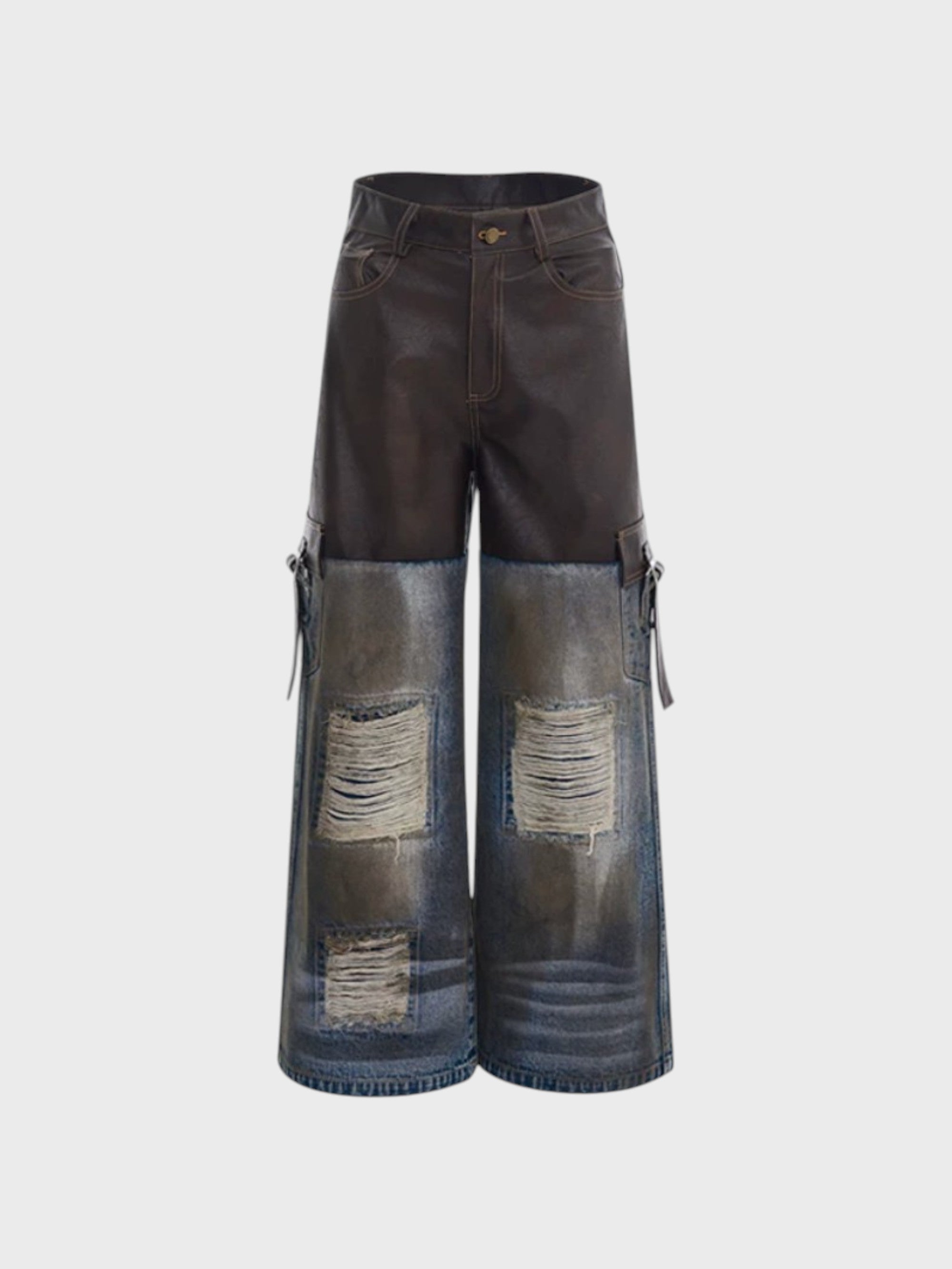 Jean large STARTEXCEEDEND taille haute similicuir marron chocolat avec jambes denim bleu washed oxydé, déchirures destroy genoux et sangles cargo boucles argentées, vue de face

