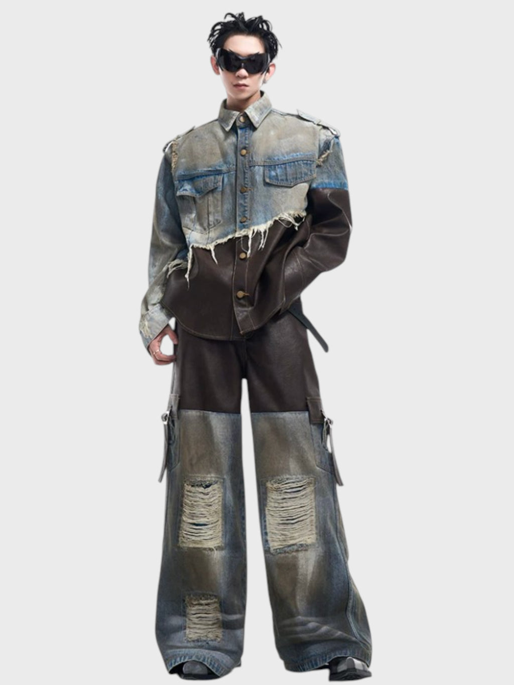 Jean large STARTEXCEEDEND patchwork cuir marron denim washed porté par un homme, look complet avec veste denim patchwork cuir assortie et lunettes noires, vue de face
