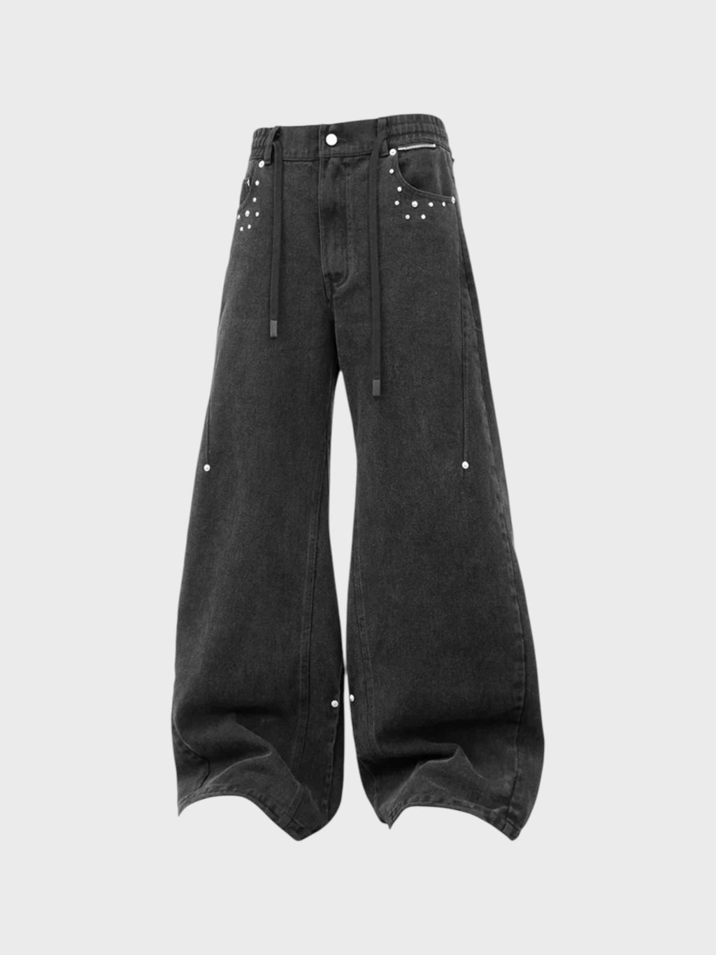 Jean large RELABEL noir washed coupe A-line avec pinces inversées, rivets argentés constellation et cordon taille, vue de face
