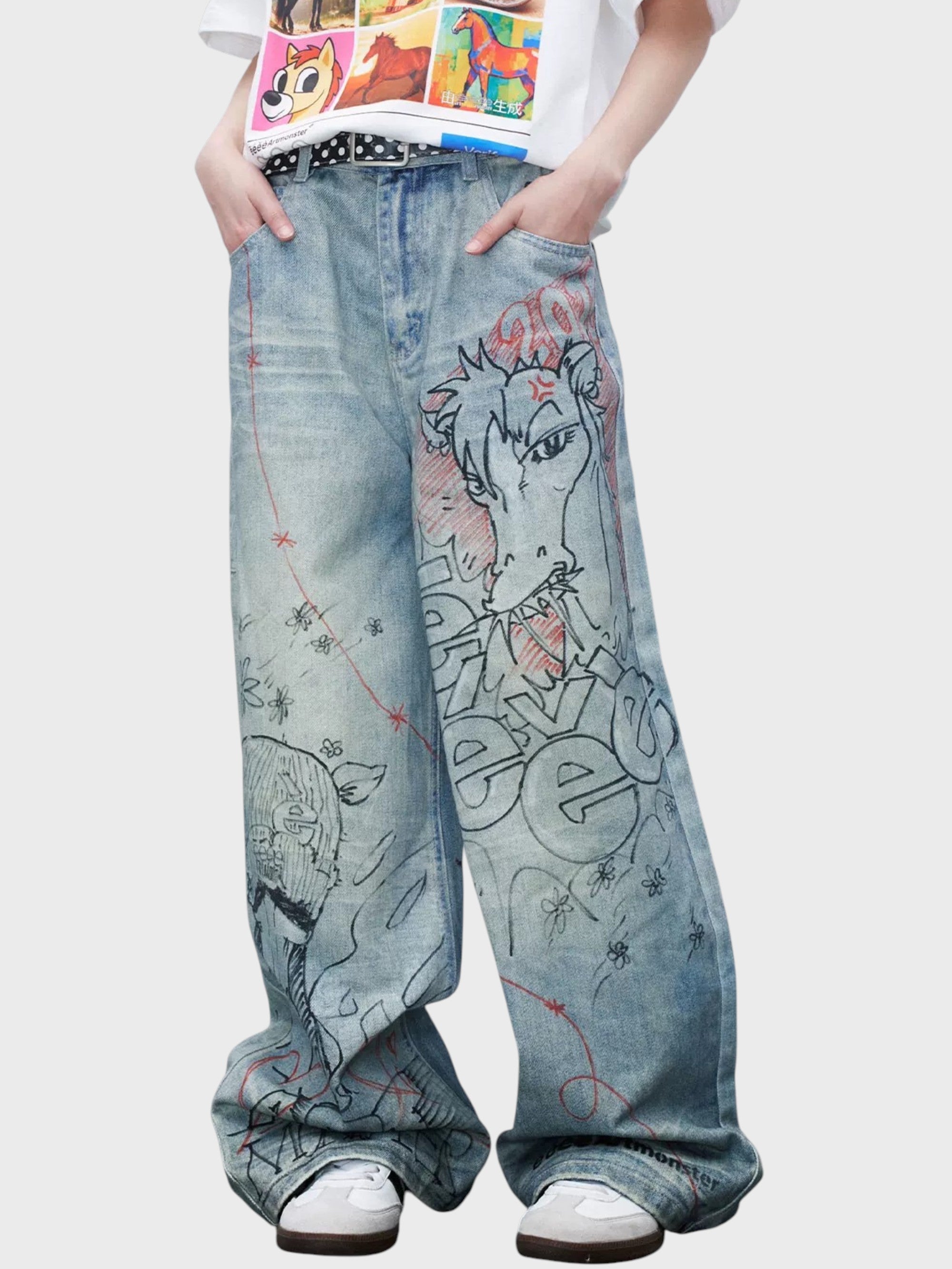 Jean large washed bleu clair eeee Artmonster porté par une femme, gros plan sur l'imprimé cheval manga et la ceinture à pois
