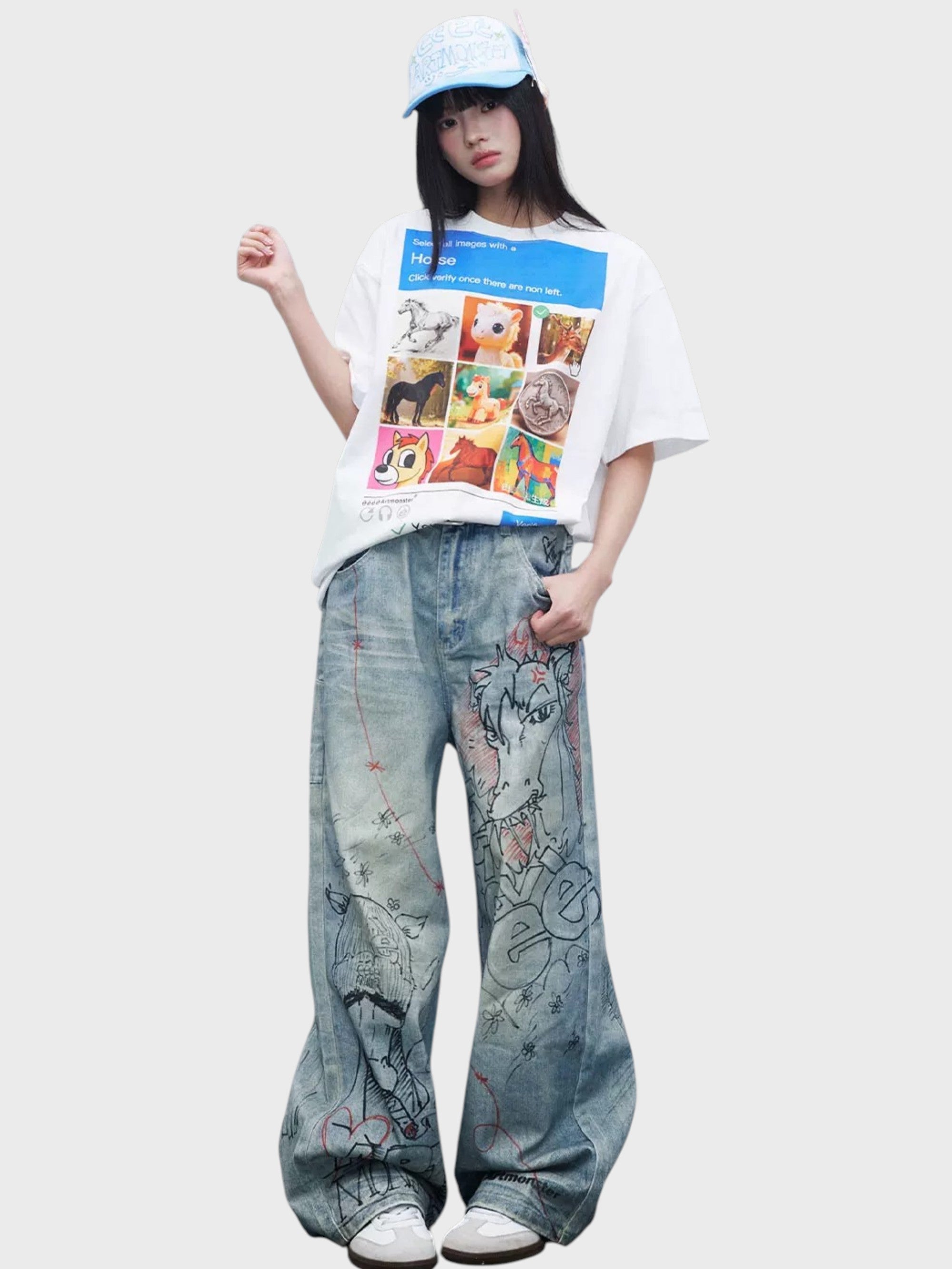Jean large washed bleu clair eeee Artmonster porté par une femme, look complet avec t-shirt cheval et casquette bleue
