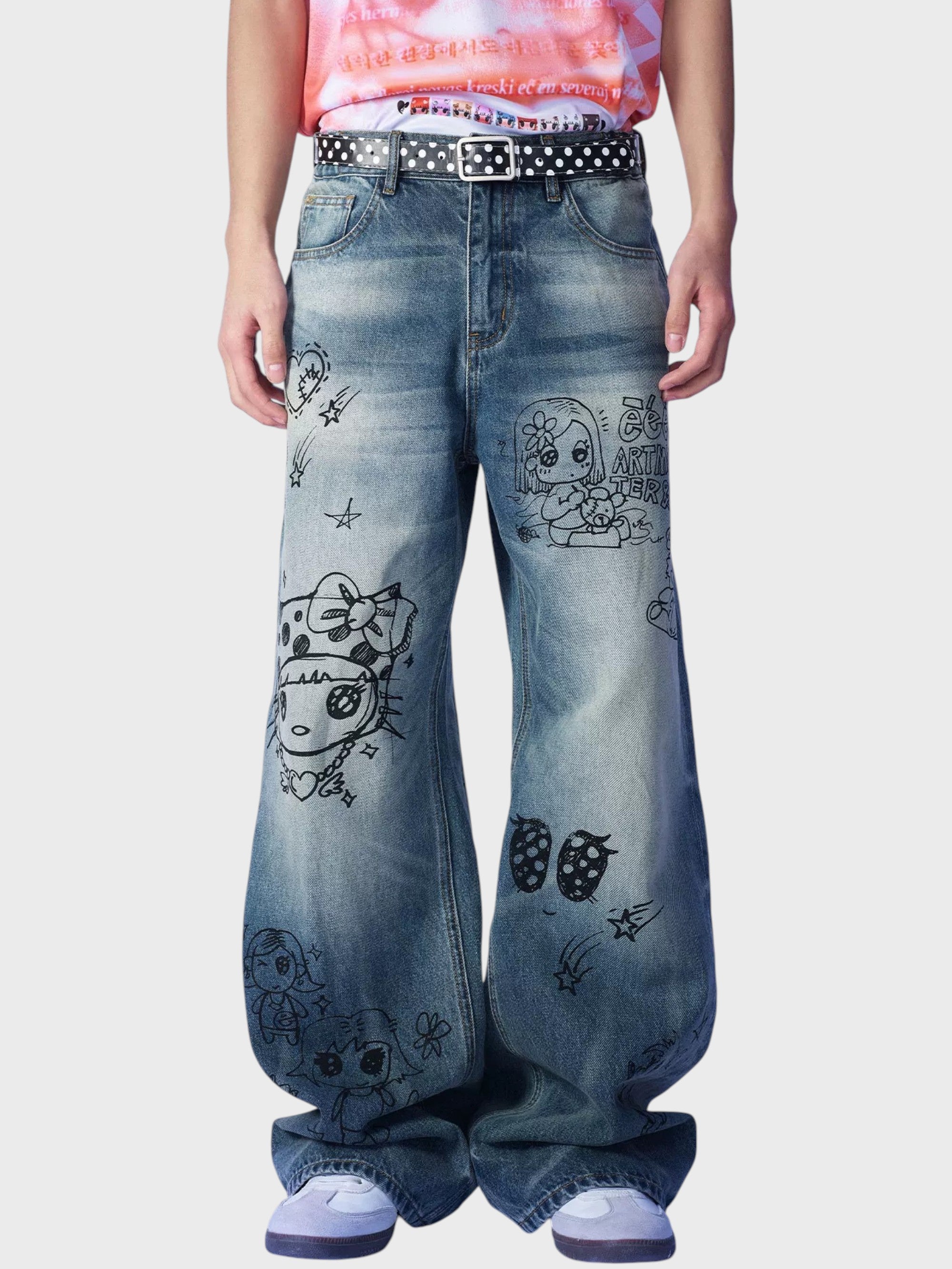 Jean large washed bleu eeee Artmonster porté par un homme, vue de face avec ceinture à pois et t-shirt tie-dye rose
