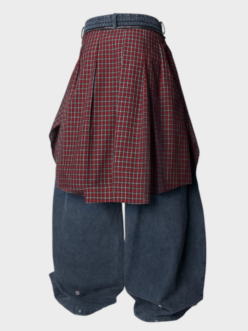 Jean wide leg superposé à carreaux Relabel bleu et rouge en denim et flanelle, vue de dos sur fond gris, détail jupe plissée tartan et ceinture métal