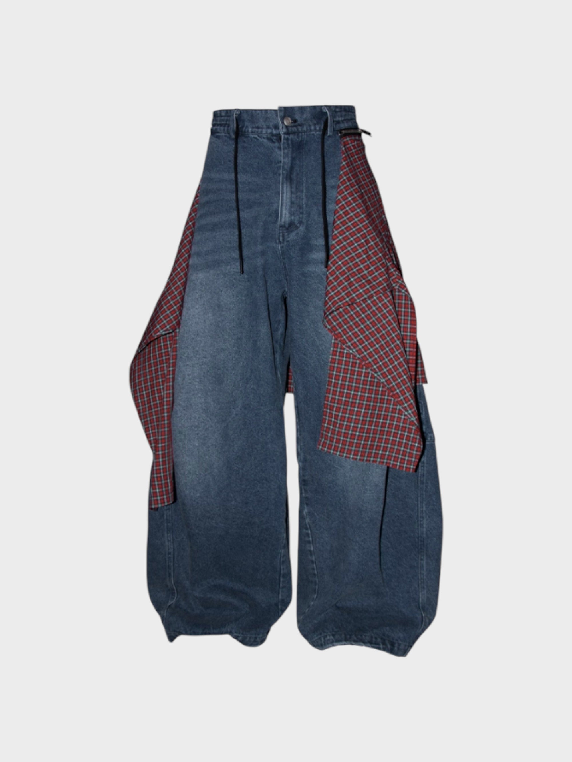 Jean wide leg superposé à carreaux Relabel bleu et rouge en denim et flanelle, vue de face sur fond gris, détail jupe-chemise tartan intégrée