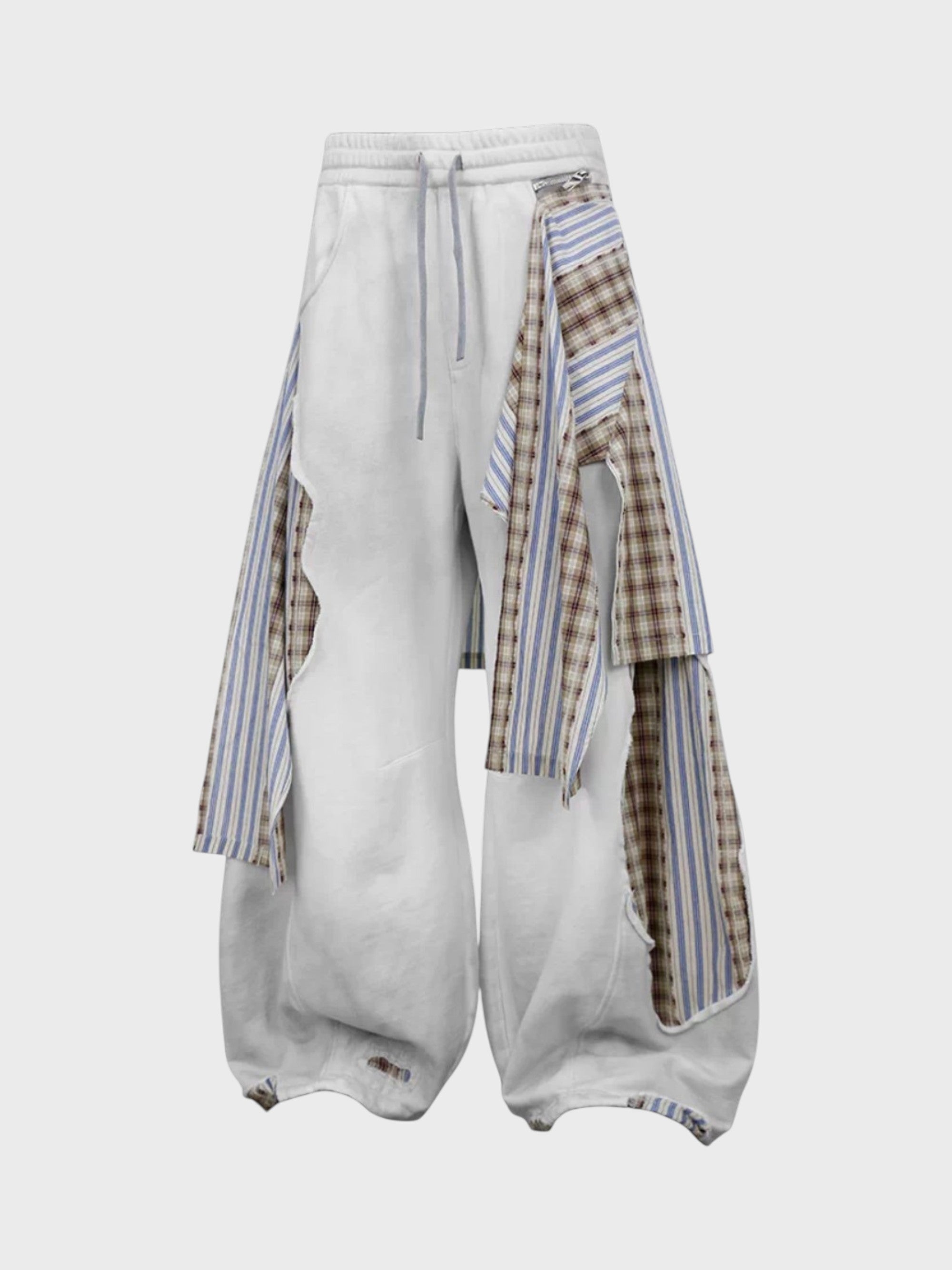 Jogging large RELABEL blanc patchwork rayures bleues et carreaux beige avec jupe-tablier plissée amovible, vue de face
