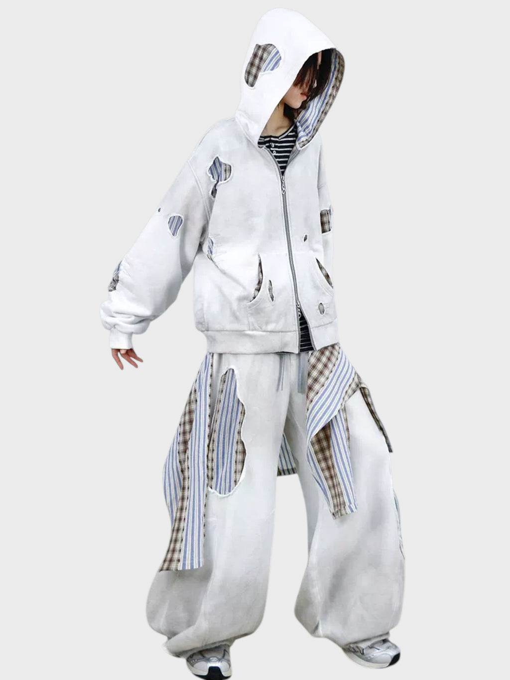 Jogging large RELABEL blanc patchwork porté par une femme, look complet avec hoodie zip blanc patchwork et t-shirt rayé marine
