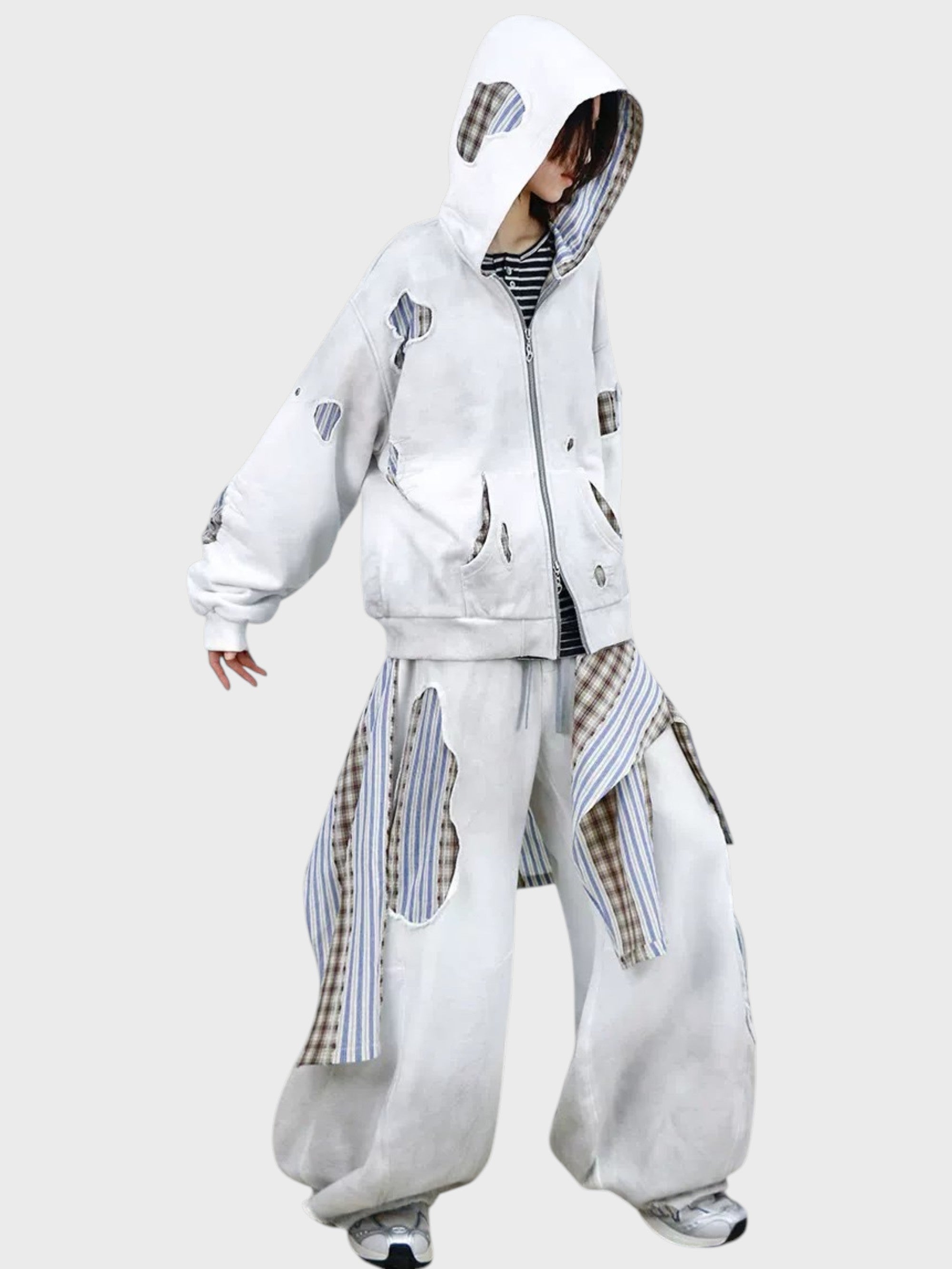 Jogging large RELABEL blanc patchwork porté par une femme, look complet avec hoodie zip blanc patchwork et t-shirt rayé marine
