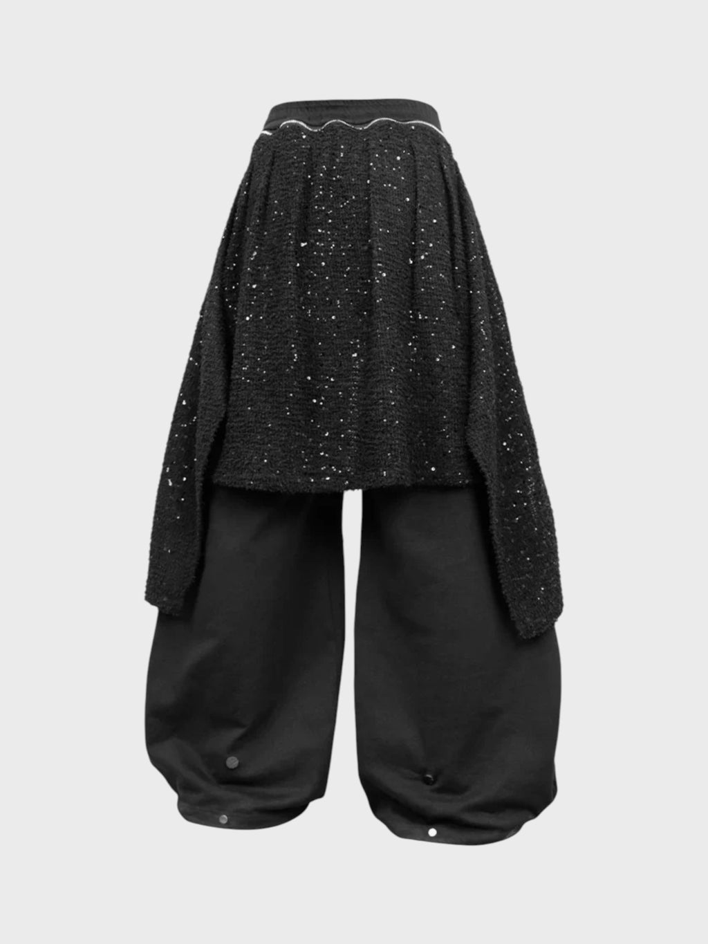 Jogging large RELABEL noir avec jupe-tablier strass plissée déployée et ourlet boutons-pression, vue de dos
