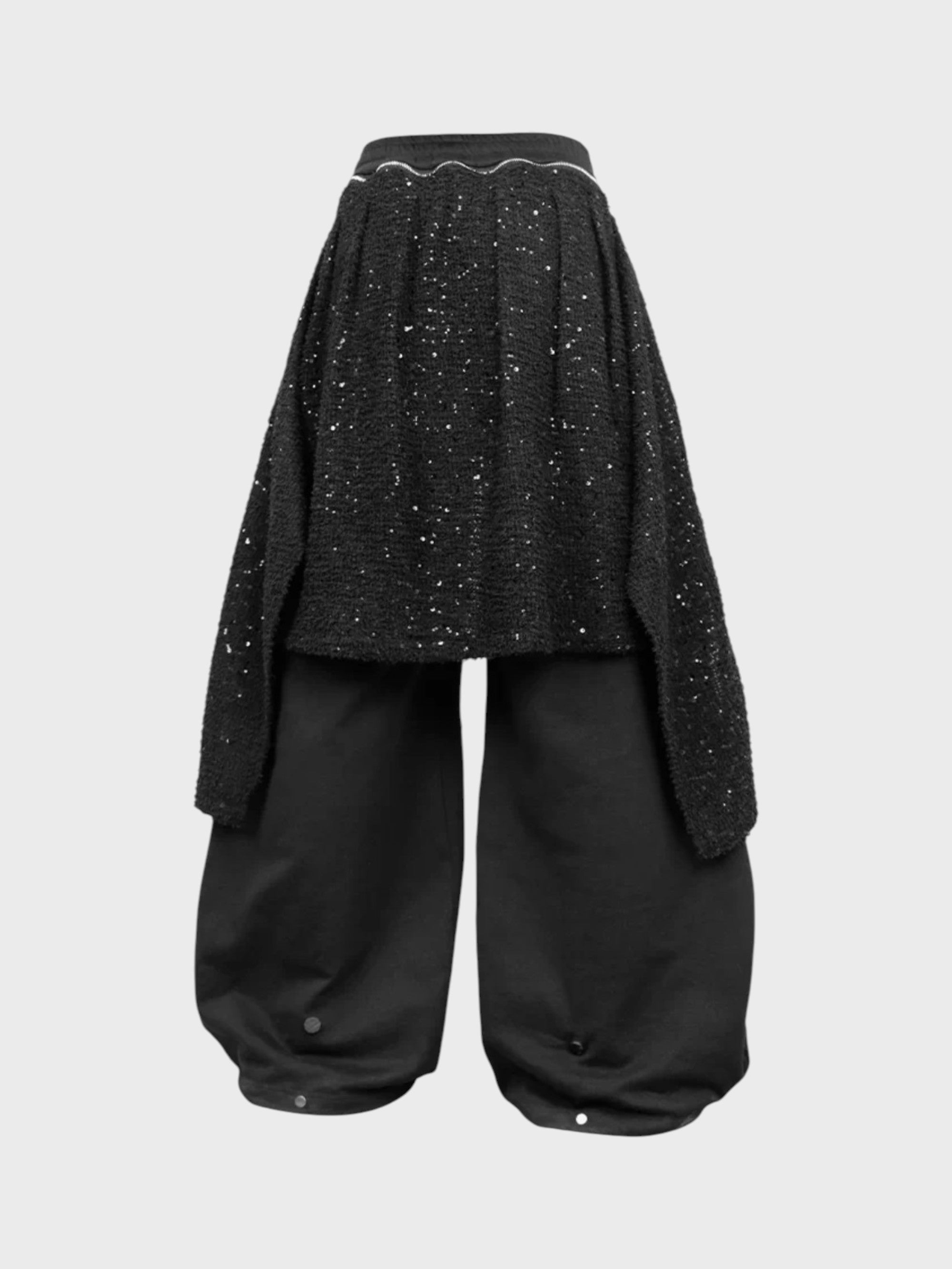 Jogging large RELABEL noir avec jupe-tablier strass plissée déployée et ourlet boutons-pression, vue de dos
