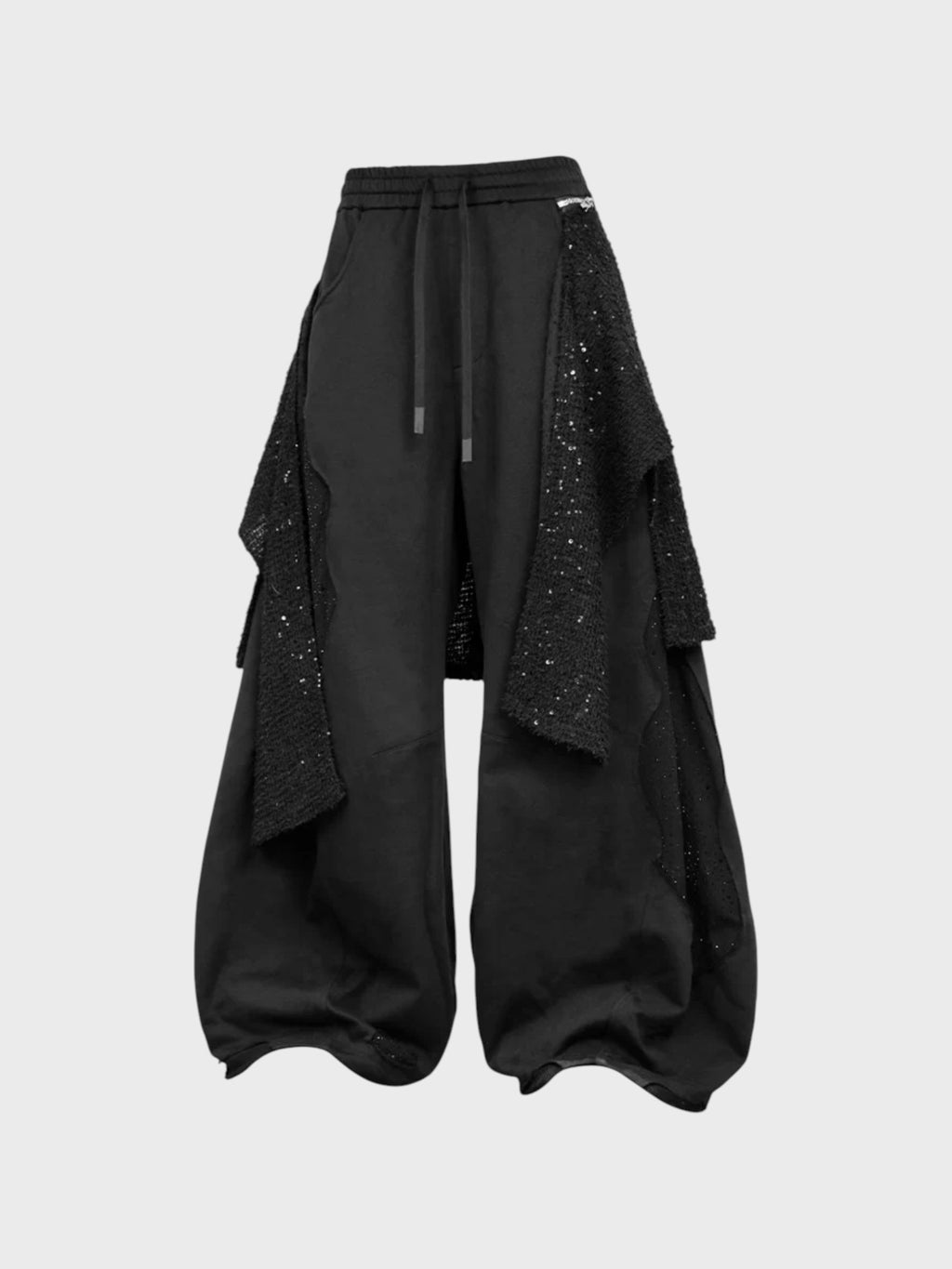 Jogging large RELABEL noir patchwork strass avec jupe-tablier plissée amovible et cordon taille, vue de face
