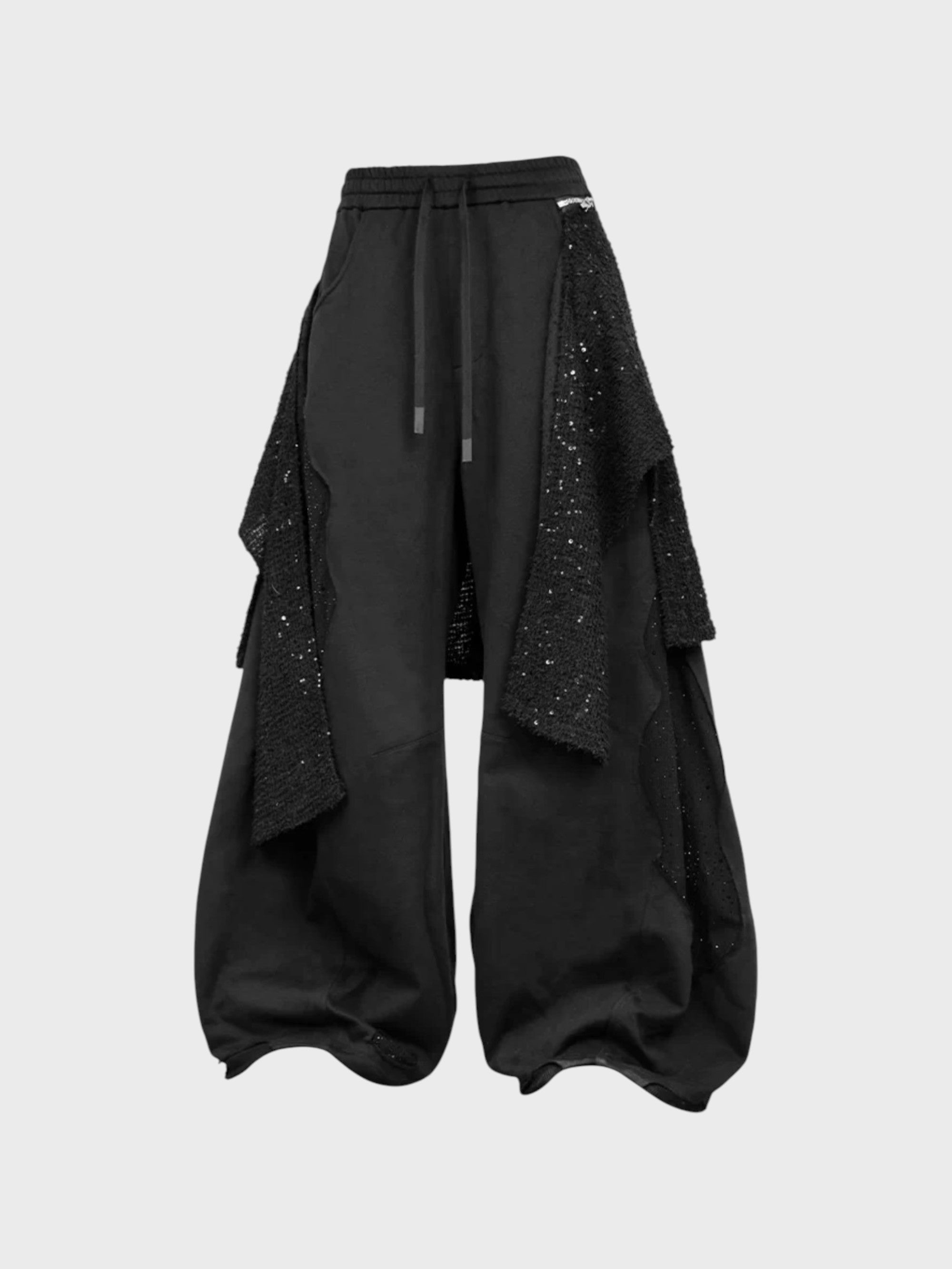 Jogging large RELABEL noir patchwork strass avec jupe-tablier plissée amovible et cordon taille, vue de face
