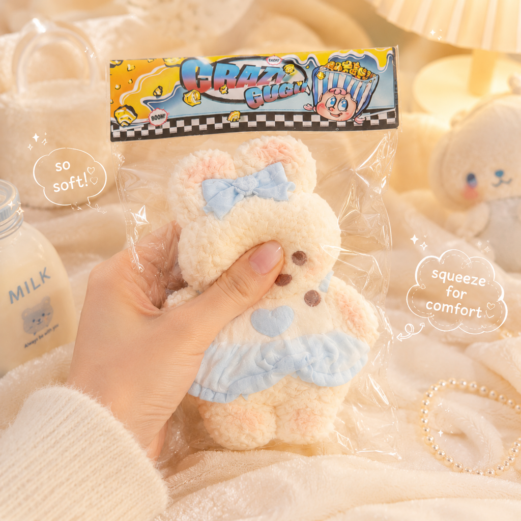 Jouet squishy peluche velours Crazy Gugu crème et bleu polyester, main pressant l'ourson démonstration squeeze for comfort scène cosy kawaii