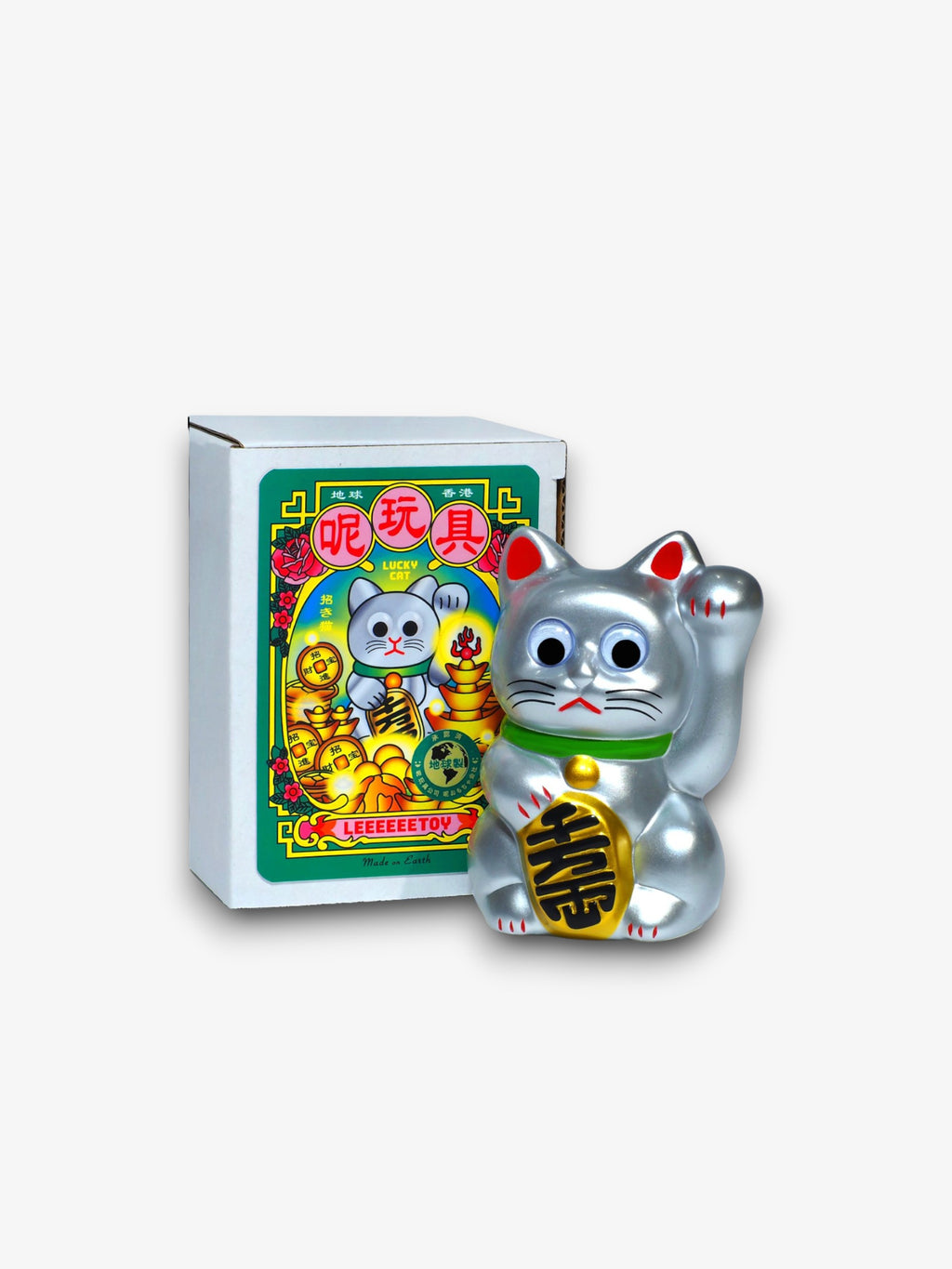 Leeeeeetoy Lucky Cat sofubi figurine Maneki Neko – chat porte-bonheur argenté patte levée, collier vert clochette dorée, pièce or caractères chinois, packaging blanc étiquette verte style Hong Kong vintage
