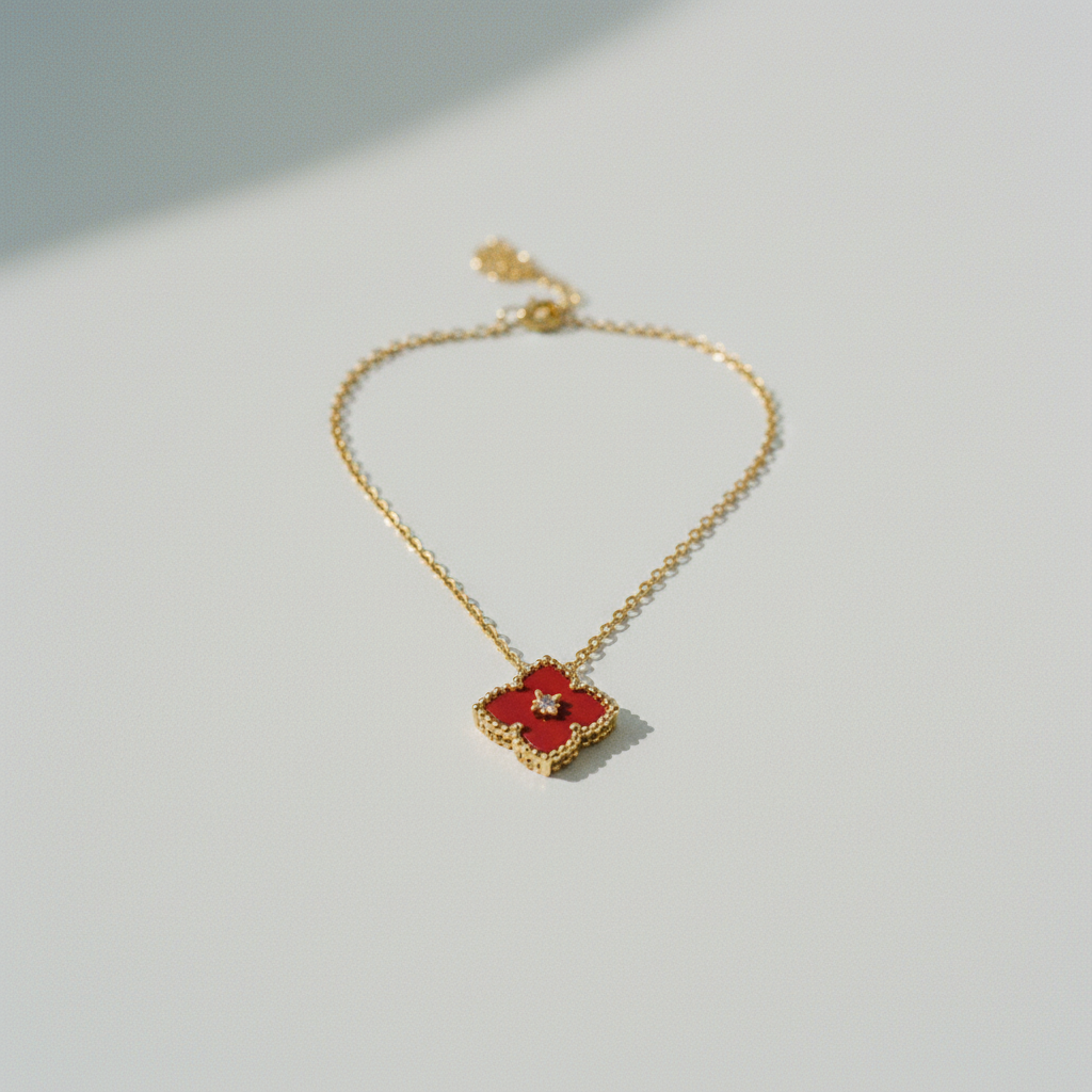 Collier chaîne trèfle FLV doré et rouge métal et émail, vue produit à plat lumière naturelle fond blanc