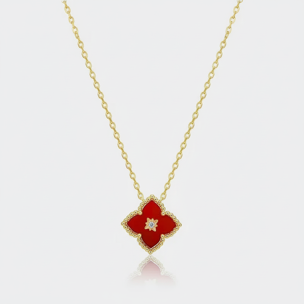 Collier chaîne trèfle FLV doré et rouge métal et émail, vue de face fond blanc