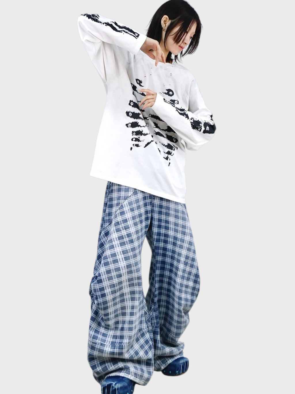 Pantalon ballon RELABEL carreaux bleu gris porté par une femme, vue de face avec t-shirt manches longues blanc imprimé noir
