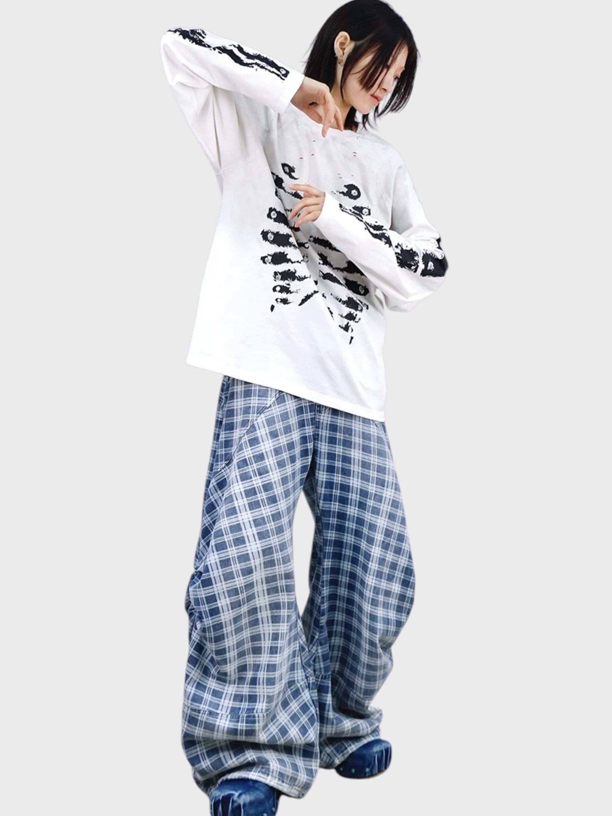 Pantalon ballon RELABEL carreaux bleu gris porté par une femme, vue de face avec t-shirt manches longues blanc imprimé noir
