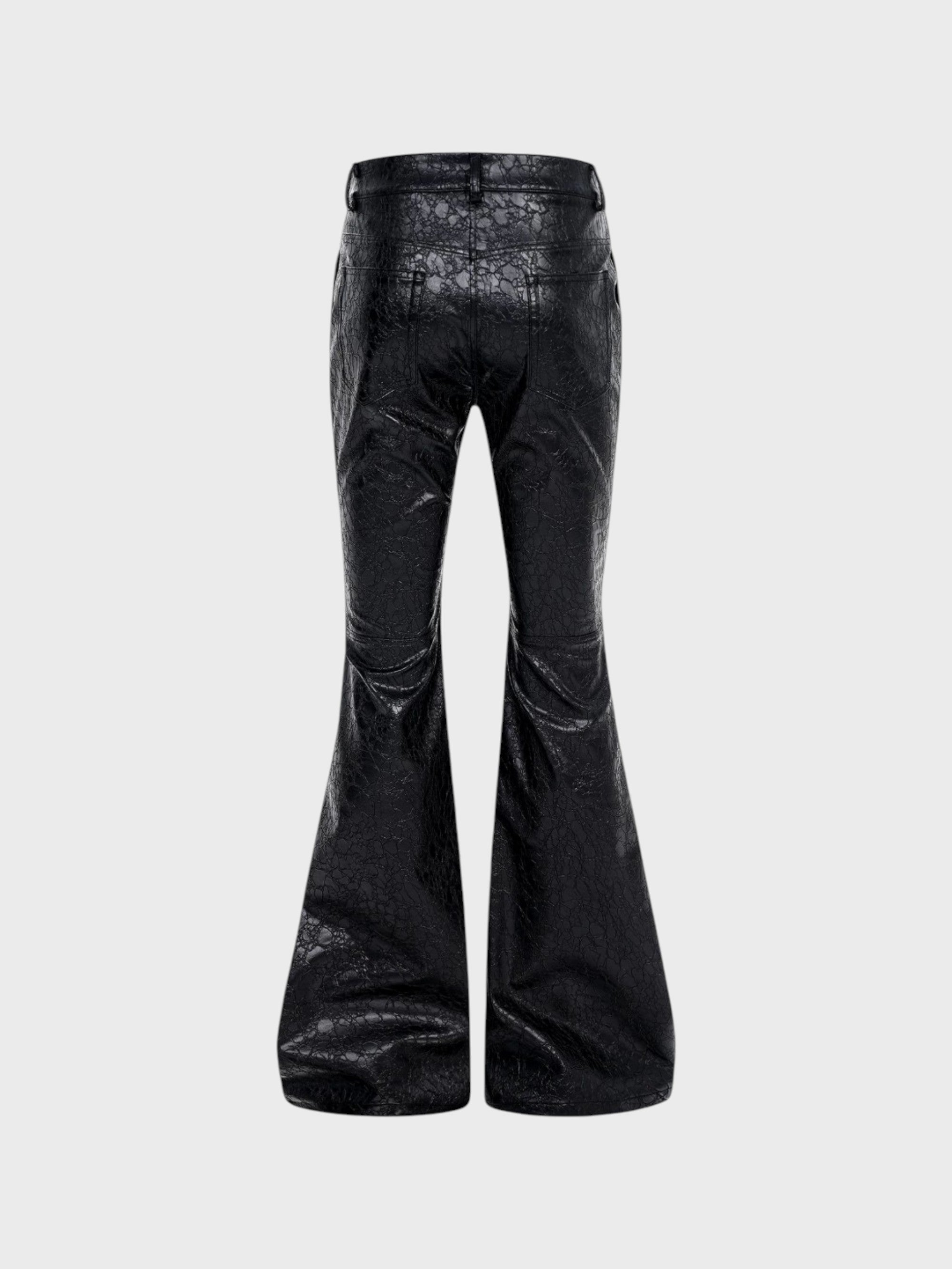 Pantalon bootcut STARTEXCEEDEND PU texturé noir brillant effet reptile craqueelé avec poches dos et jambes évasées bootcut sculptées, vue de dos
